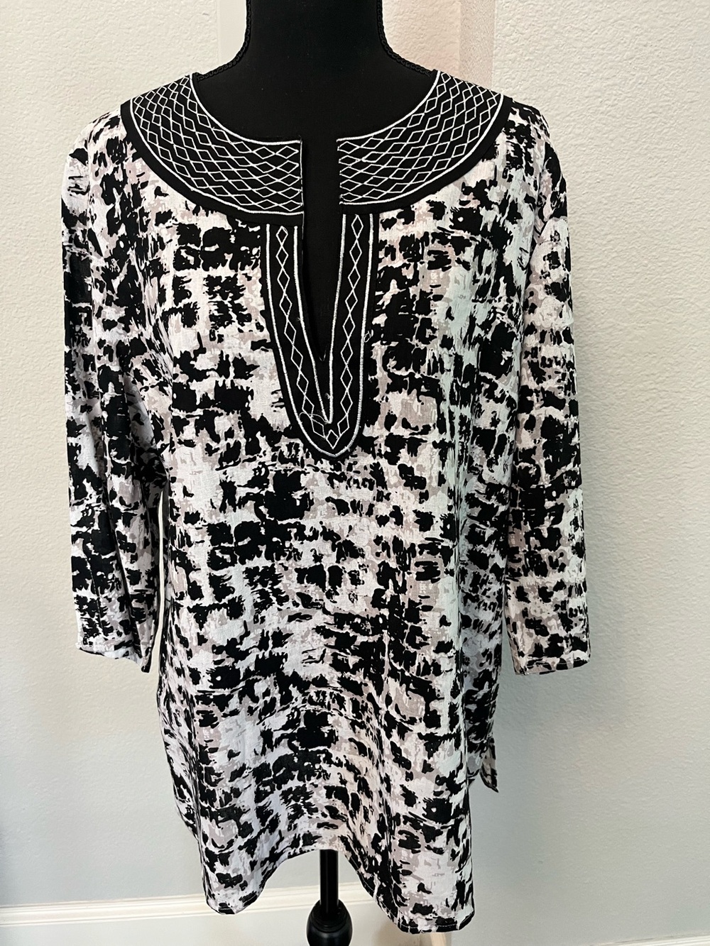 Womens XL Blouse Black White Linen Rayon 3/4 Sleeve VNeck Decorative Trim